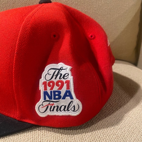 the Bulls “the finals” Mitchell & Ness hat - Picture 2 of 4